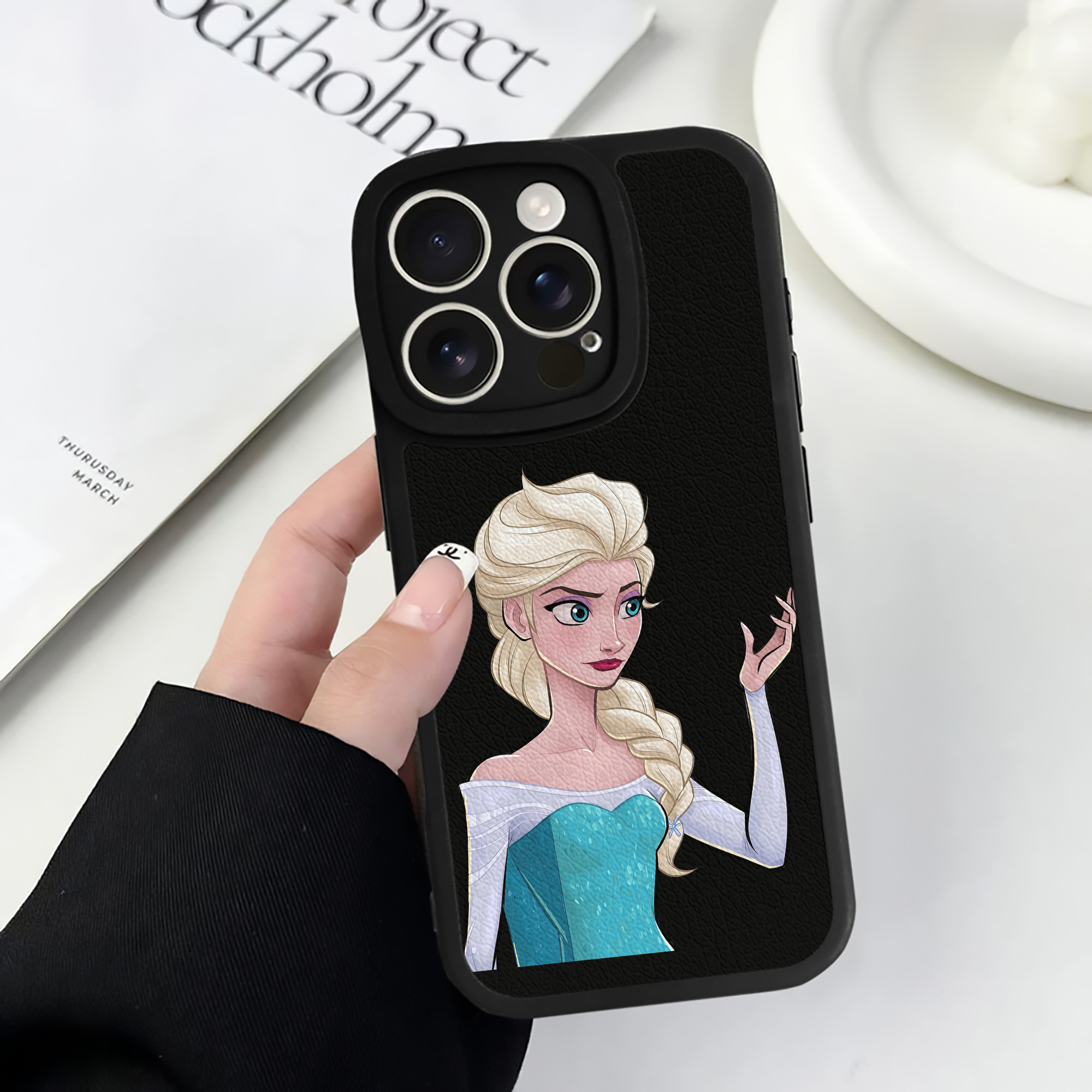 （画像用） アナと雪の女王 アンナ エルサ Frozen Anna Elsa 【iPhone 16シリーズ対応】シリコンスマホケース（レザー調） 材質：シリコン
